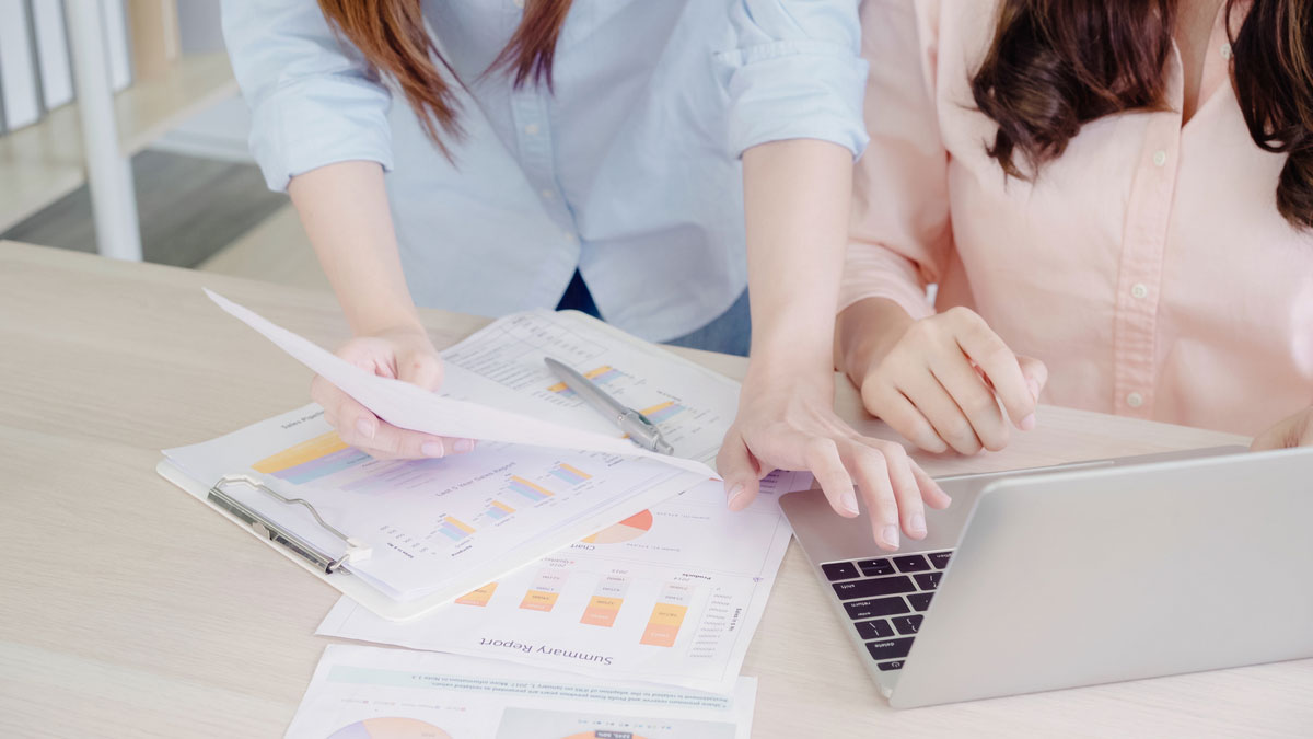 Attractive-Smart-Creative-Asian-Business-Women-Smart-Casual-Wear-Working-Laptop-While-Sitting-Risk Management