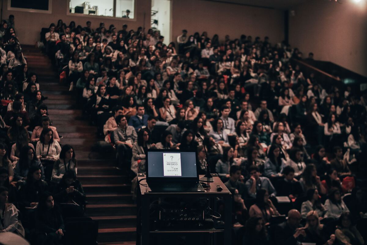 Audience-Paying-Attention-to-the-Construction-Events