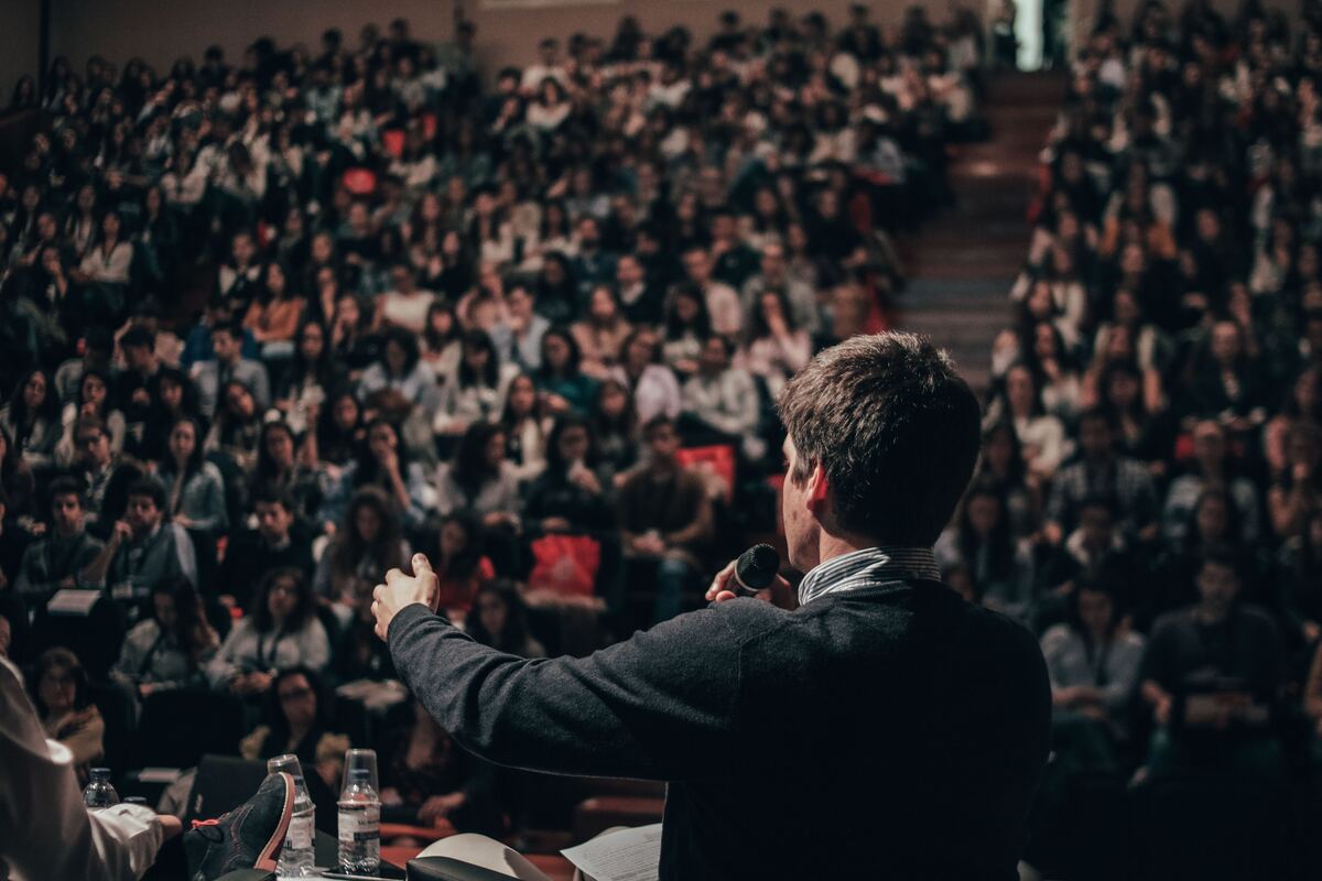 Audience-Paying-Attention-to-the-Construction-Event