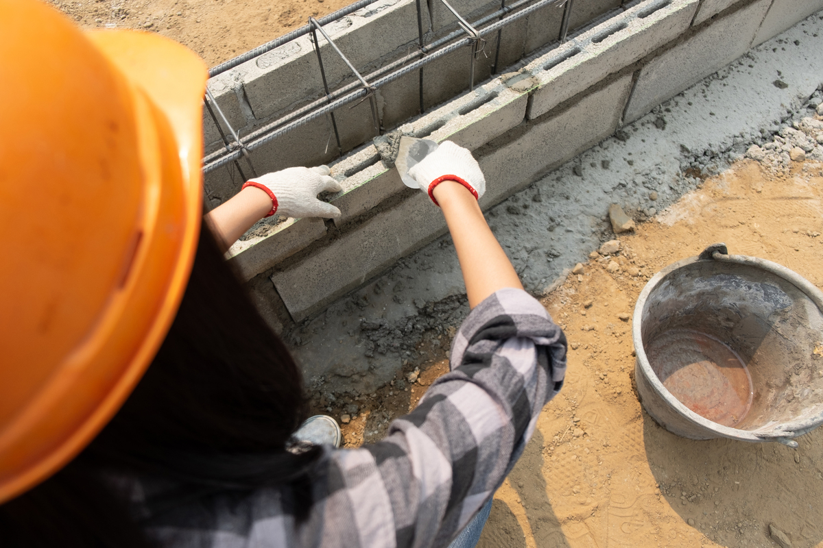 Rugged-Female-Construction-Workers-on-the-Jobsite-Using-Innovative-Construction-Materials