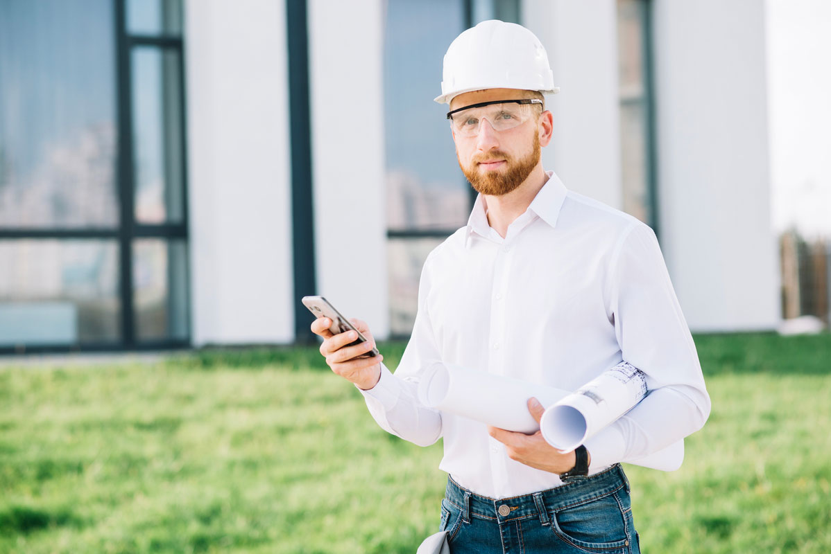 man-with-smartphone-drafts-Mobile-Construction-Technology