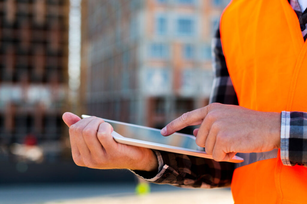 Close-Up-Construction-Engineer-Using-Tablet-Mobile-Construction-Technology