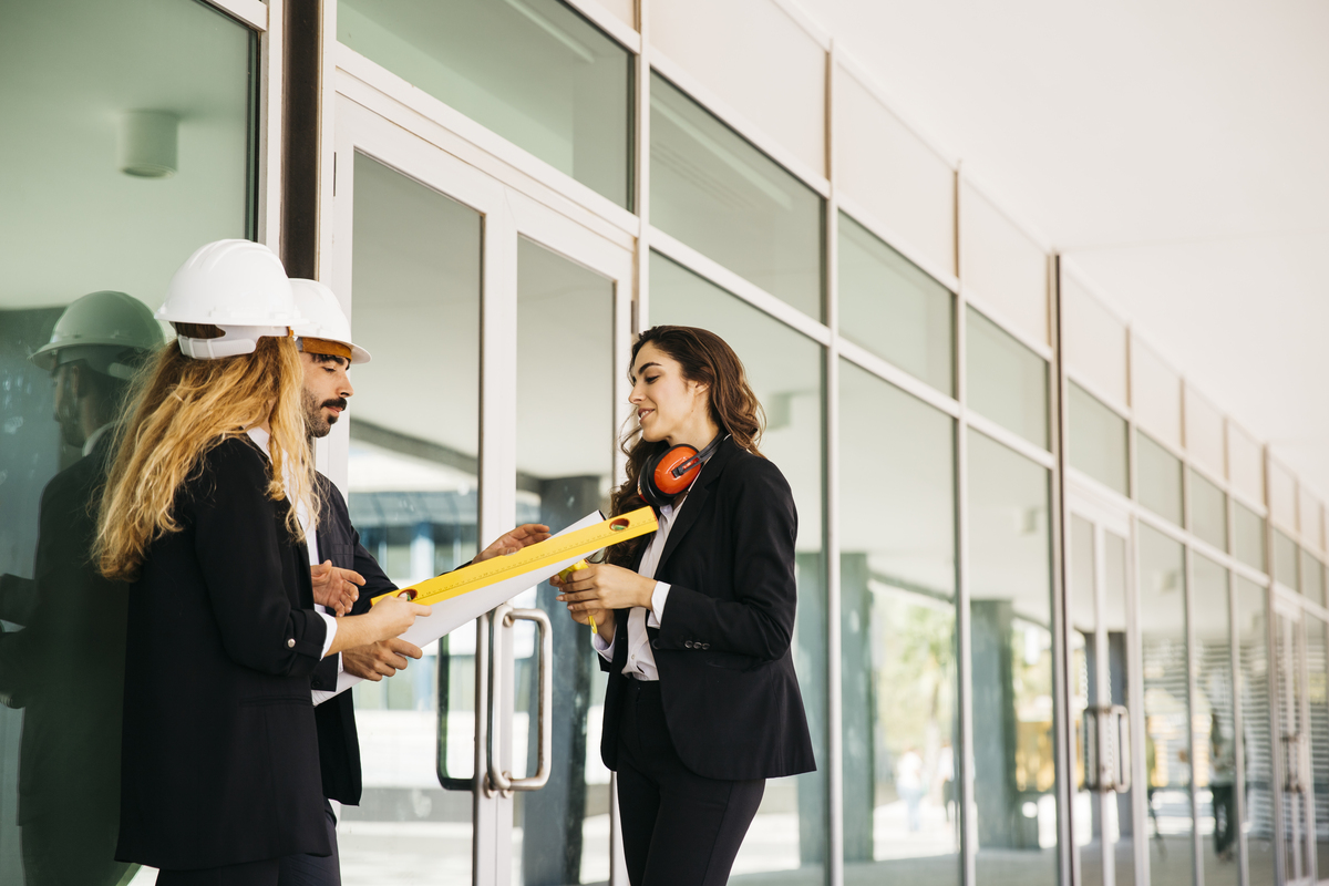 architects-leaning-against-façade-working-with-predictive-maintenance-in-buildings