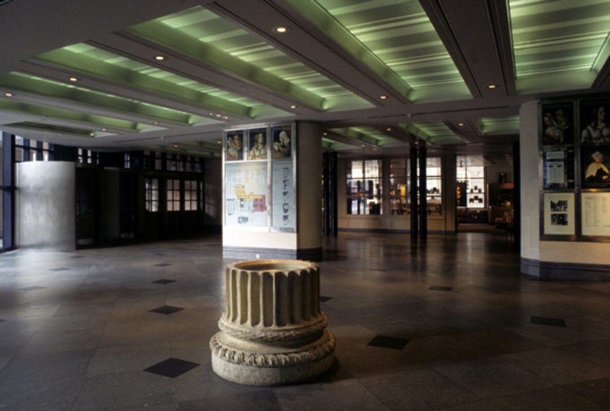 Sainsbury-wing-national-gallery-trafalgar-square-London-the-main-foyer-museum-building