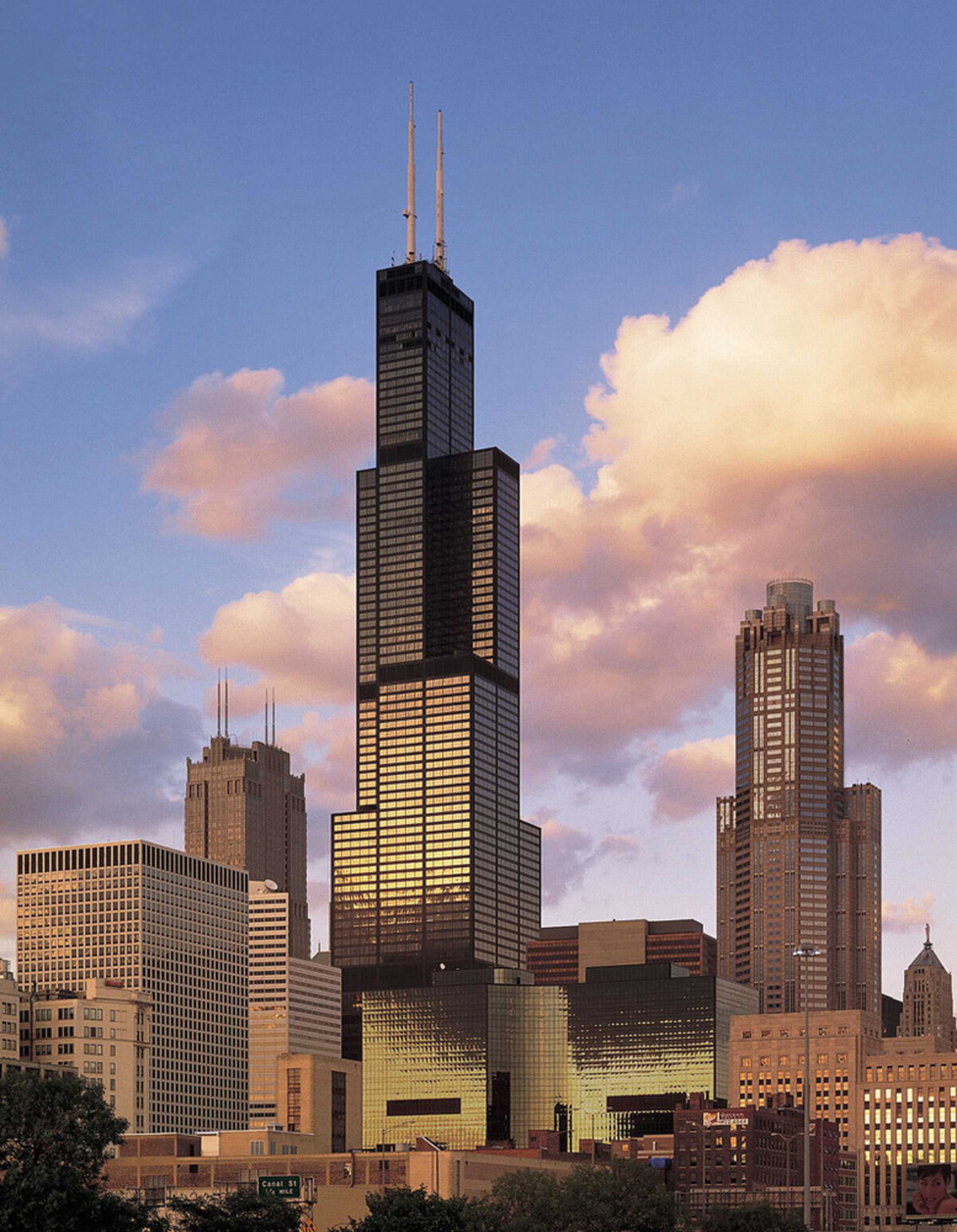 Smart-Building-Construction-in-Skyscrapers-WillisTower,Chicago,USA-Example-Neuroject 