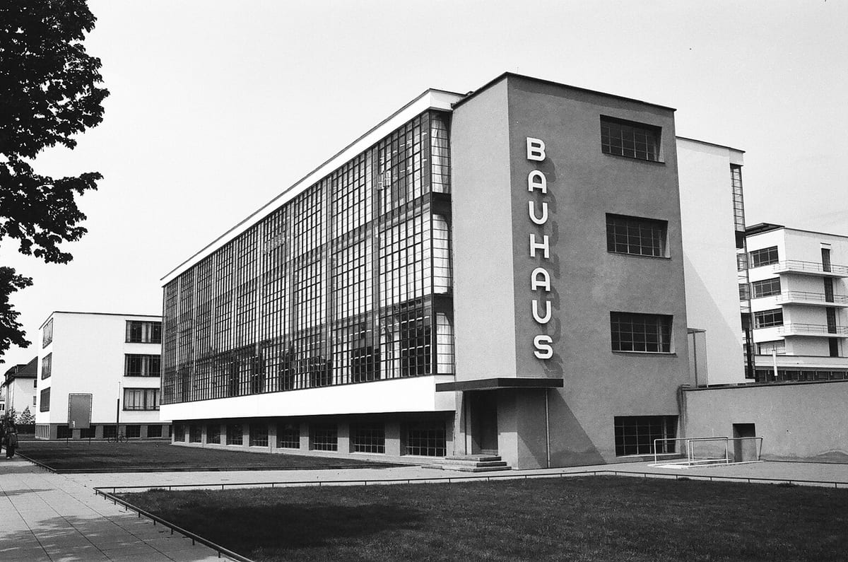 Modern-Architecture-Styles-01-Neuroject-Bauhaus