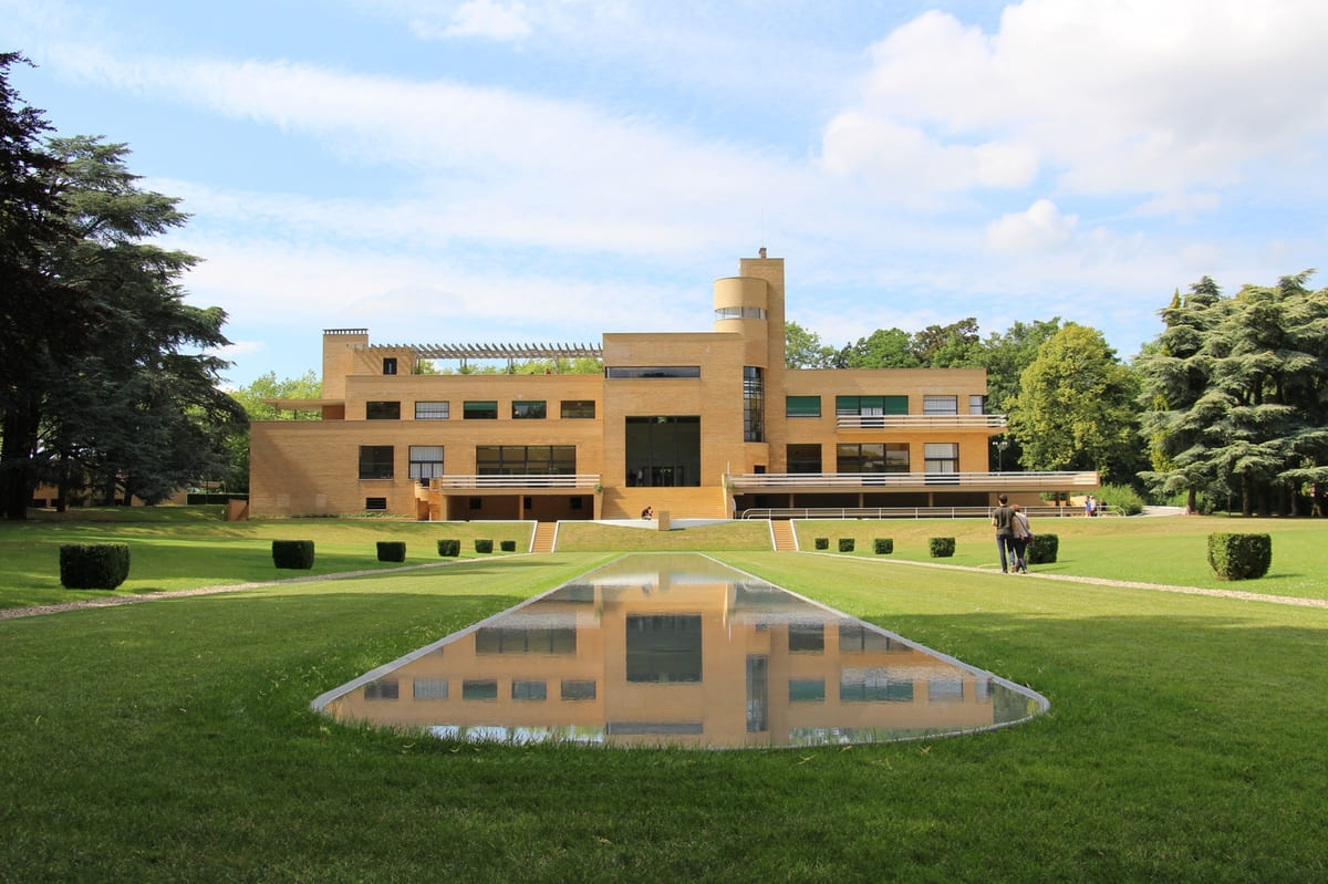 Modern-Architecture-Styles-04-Neuroject-Streamline-Moderne