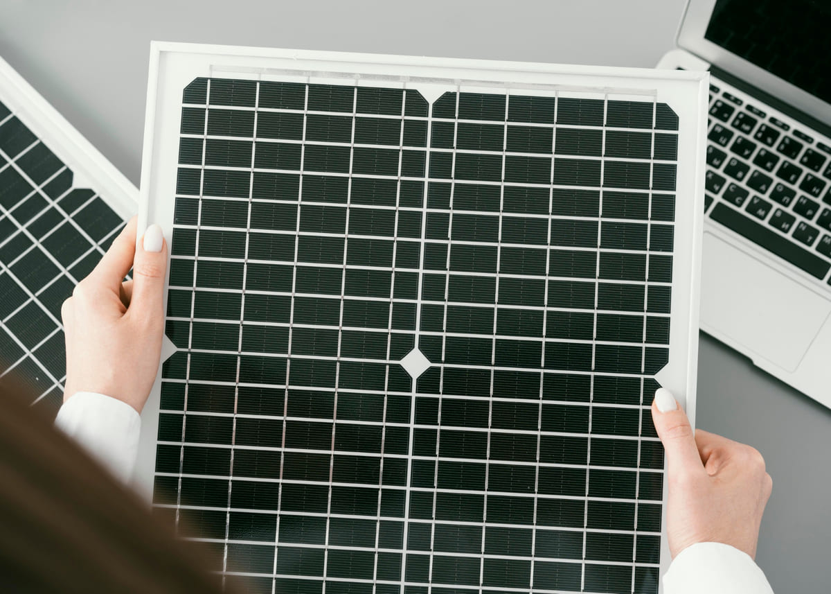 Lightweight-Rooftop-Solar-Panel-Neuroject